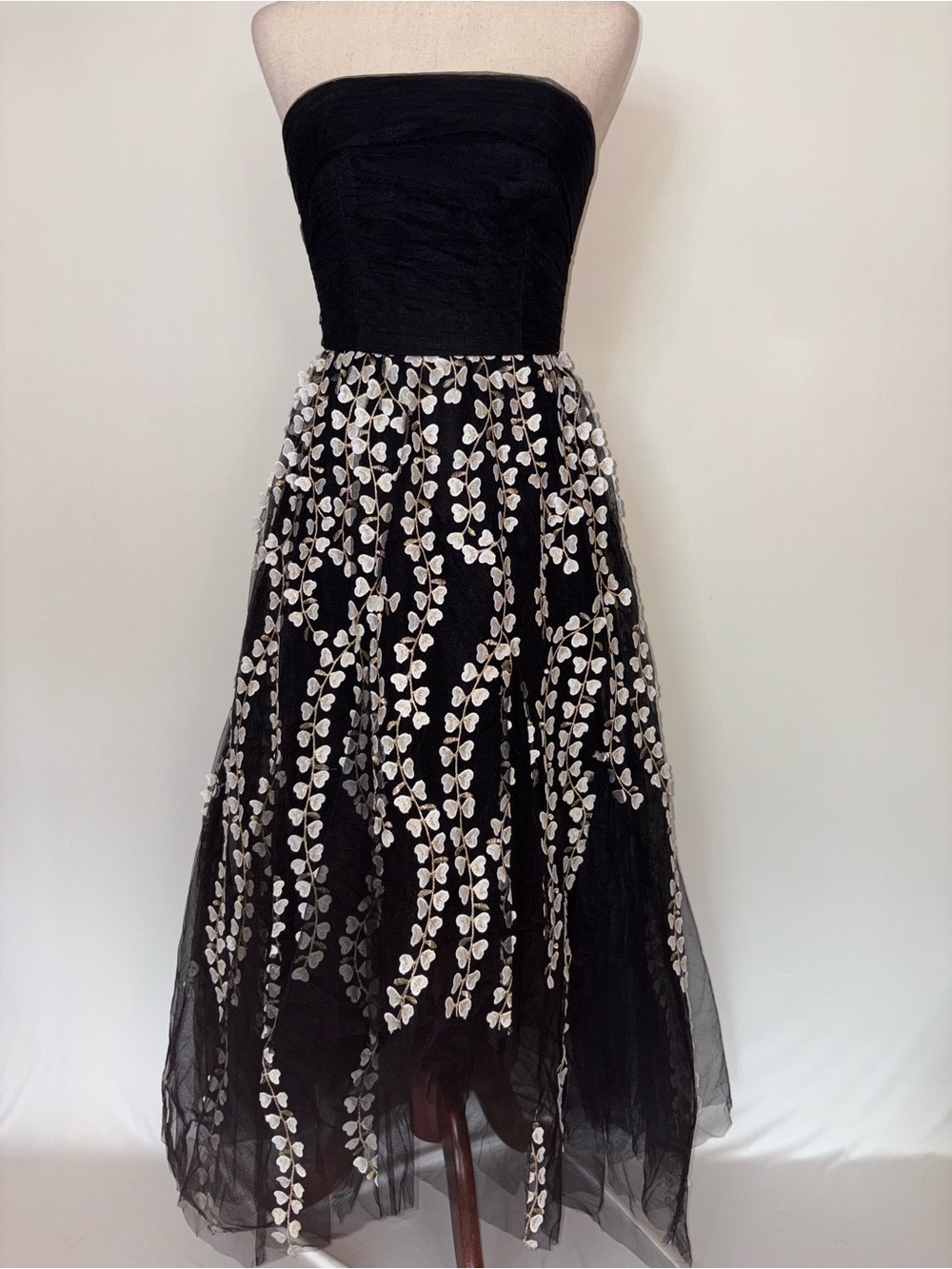 BCBGMAXAZRIA Strapless Black Floral Embroidered Tulle Evening Gown Size 2